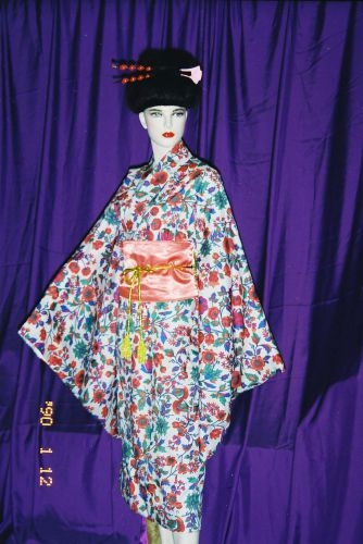 白底五彩花紋日本女和服 OA1-86052